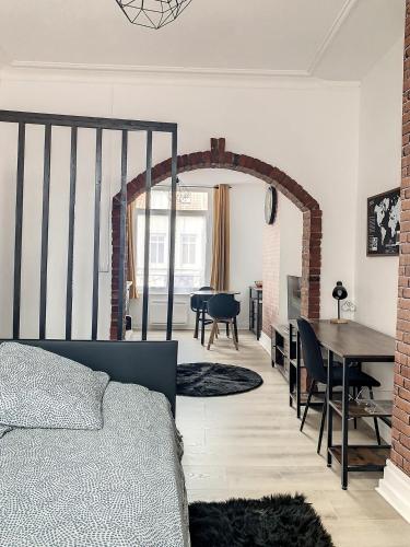 une chambre avec un lit et une salle à manger dans l'établissement L'Halikouna - Résidence Makiwica, à Boulogne-sur-Mer