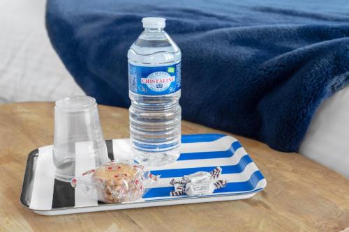 - une bouteille d'eau sur un plateau dans l'établissement ApartHotel Riviera - LOFT GILLY 1 - Old Town - 100 m Plage de la Promenade des Anglais - Superbe Grand Studio AC, à Nice