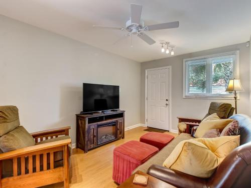 Evergreen Inn Unit A – Photos 3