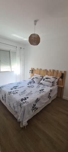 une chambre avec un lit avec une couverture dessus dans l'établissement Appartement en bord de plage - à 50 m de la mer, à Canet