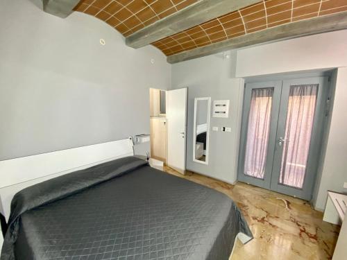 1 dormitorio con 1 cama en una habitación en San Marzano Rooms, en San Marzano sul Sarno