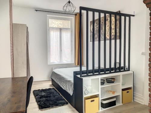 une petite chambre avec un lit et une table dans l'établissement L'Halikouna - Résidence Makiwica, à Boulogne-sur-Mer