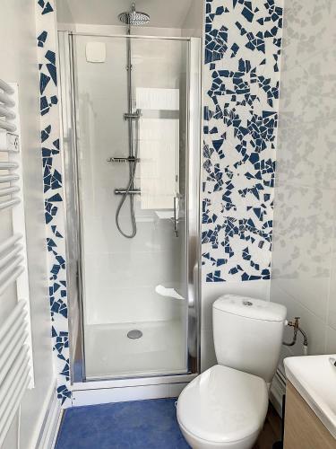 une salle de bain avec des toilettes blanches et une douche dans l'établissement L'Halikouna - Résidence Makiwica, à Boulogne-sur-Mer