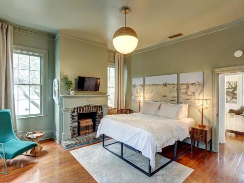 Un pat sau paturi într-o cameră la Park Avenue Treehouse
