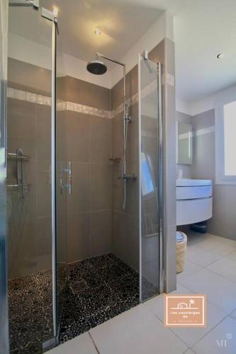 une douche avec une porte vitrée dans une salle de bain dans l'établissement Villa Bonheur, à Saint-Mandrier-sur-Mer