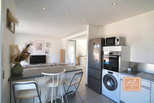 une cuisine avec un salon avec laveuse et sécheuse dans l'établissement Villa Bonheur, à Saint-Mandrier-sur-Mer