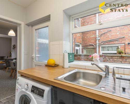 a kitchen with a sink and a washing machine at 5-10percent Off Week Monthly Stays Families, Groups, Contractor, Relocation or Corporate Booking in Northampton