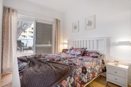 1 dormitorio con cama y ventana en Casa Campana, en Costa Calma