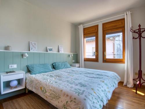 una camera con un grande letto e una finestra di Casa Villa Palafrugell 1506 a Palafrugell