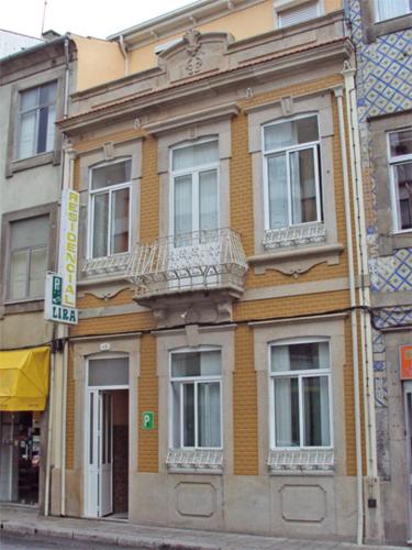 a building on the corner of a street at Lira Guest House B&B in Porto