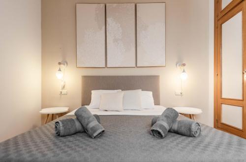 una camera con un letto con due cuscini sopra di UrbanChicMalaga Historic Malaga Apt with Calm Private Patio a Málaga