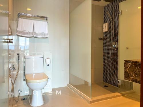 een badkamer met een toilet en een douche bij SCSP 777 Premium 2BR2B Near Imago and KKIA in Kota Kinabalu
