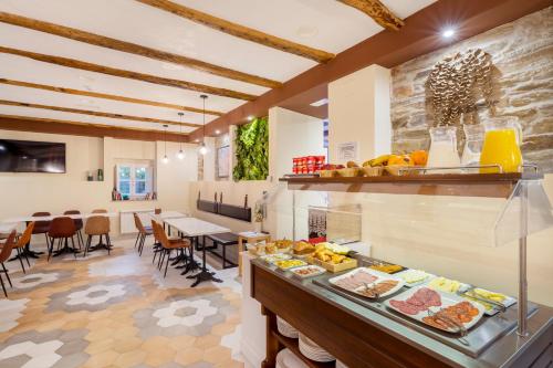 un restaurante con un mostrador con comida. en Hotel Alda Triacastela en Tríacastela