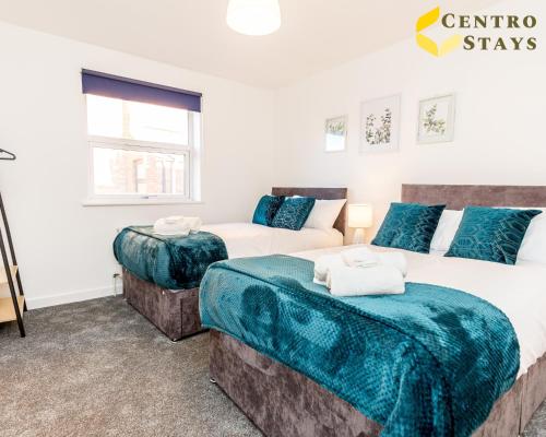 1 dormitorio con 2 camas y sofá en Weekly Monthly Rates - Contractors Corporate Groups Family Relocation en Northampton