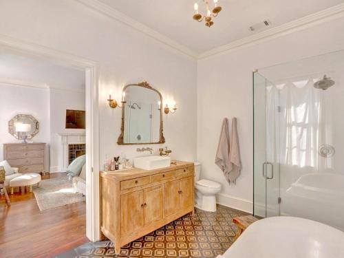 une salle de bain avec un lavabo et un miroir dans l'établissement Elsewhere on Madison Square Manor, à Savannah