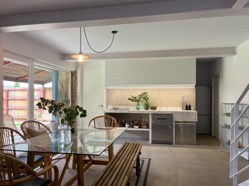 une salle à manger et une cuisine avec une table et des chaises en verre dans l'établissement seixurra 31, à La Corogne