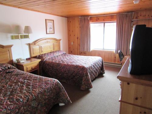A bed or beds in a room at Travelers Lodge