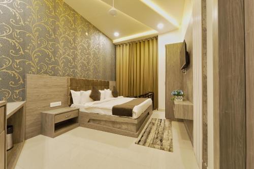um quarto com uma cama e um mural de parede em HOTEL AJMER SHERATON em Ajmer