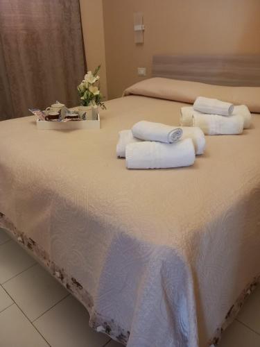 a bed with towels on top of it at Casa Vacanza NINA in Milazzo
