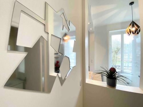 une chambre avec un tableau sur le mur dans l'établissement LE DECO - Confort - Wifi - Luminosité - Entre gare et Centre, à Quimper