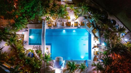 an overhead view of a swimming pool at a resort at Hotel Cocoliso Island Resort in Isla Grande