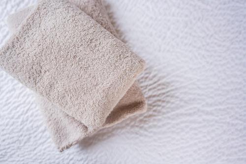 a close up of a towel on a white blanket at Vakantie plezier Vlaanderen in Zedelgem