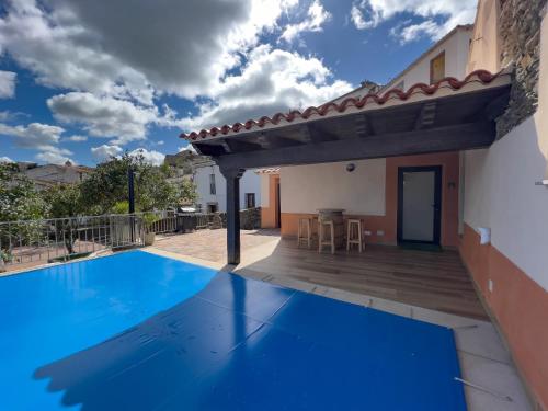 eine Villa mit einem Pool und einer Terrasse in der Unterkunft Casalagata in Alcántara