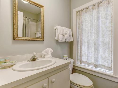 Bathroom sa Perry Lane Carriage House