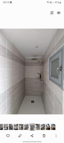 La salle de bains est pourvue d'une douche et d'une télévision. dans l'établissement Maison de village avec terrasse proche plages, à Lespignan