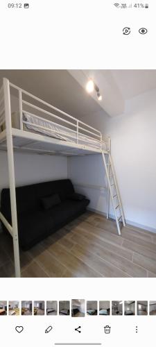 une chambre avec un lit superposé et un escalier dans l'établissement Maison de village avec terrasse proche plages, à Lespignan