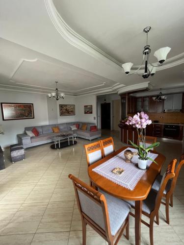 Delars Apartaments tesisinde bir oturma alanı