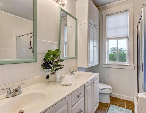 ein Badezimmer mit einem Waschbecken, einem WC und einem Spiegel in der Unterkunft North Beach Outlook in Tybee Island