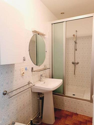 une salle de bain avec un lavabo et une douche avec un miroir dans l'établissement Cigale, à Lit-et-Mixe