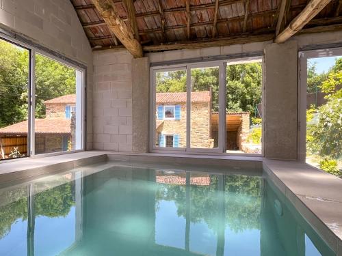 una piscina vacía con ventanas en una casa en seixurra 31, en A Coruña