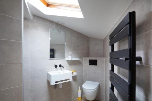 une salle de bain avec un lavabo blanc et un miroir dans l'établissement Art Lovers Apart Third Floor, à Béziers