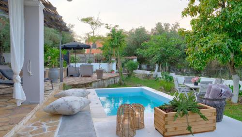una pequeña piscina en un patio con patio en Kanakades Olive Cottage, en Kanakádes