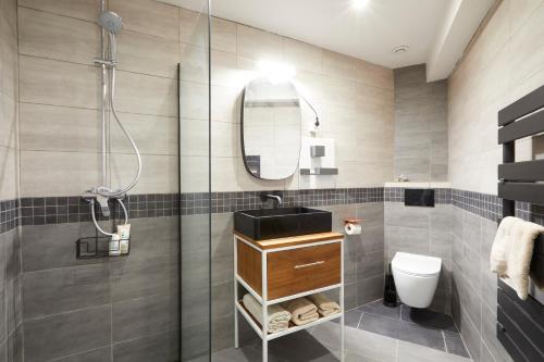 une salle de bain avec un lavabo et une douche dans l'établissement Art Lovers Apart First Floor, à Béziers