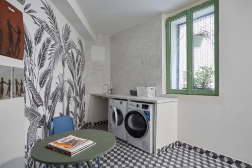 - une buanderie avec un lave-linge et une table dans l'établissement Art Lovers Apart Floor 2, à Béziers
