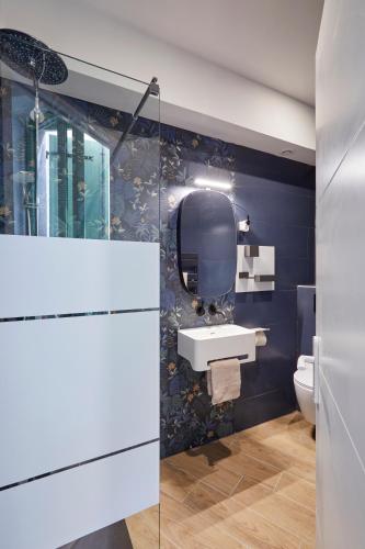 une salle de bain avec un lavabo et des toilettes dans l'établissement Art Lovers Apart Floor 2, à Béziers