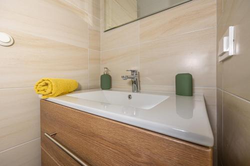 W pokoju znajduje się łazienka z białą umywalką. w obiekcie Happy Holiday w mieście Dramalj