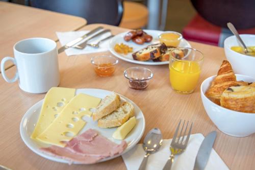 a table with two plates of cheese and bread at ibis budget Perpignan Centre Rénové en 2025 in Perpignan