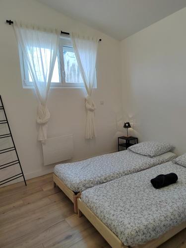 Un pat sau paturi într-o cameră la Moderne et chaleureux duplex en centre-ville