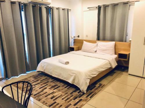1 dormitorio con 1 cama y 1 silla en The Gallery by Luxury Stay en Accra