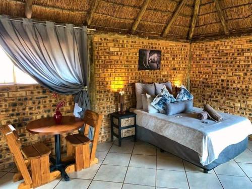 Ένα ή περισσότερα κρεβάτια σε δωμάτιο στο Unathi Game Lodge