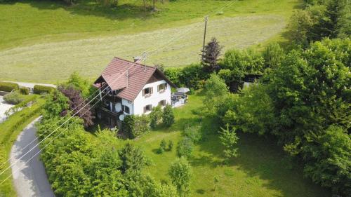 una vista in alto di una casa in un campo di SapplAlm a Millstatt