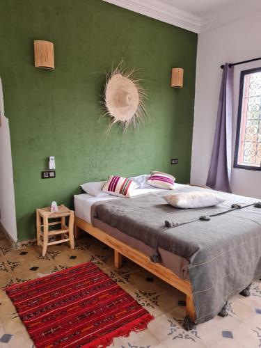 une chambre avec un grand lit et un mur végétal dans l'établissement Villa Chez Marie, à Marrakech