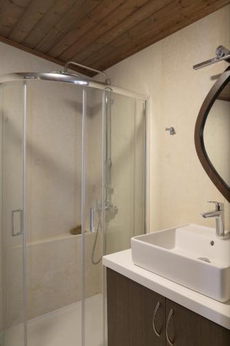 Ένα μπάνιο στο Manificus Villas, with Heated Pool, By ThinkVilla