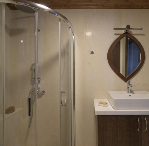 Ένα μπάνιο στο Manificus Villas, with Heated Pool, By ThinkVilla