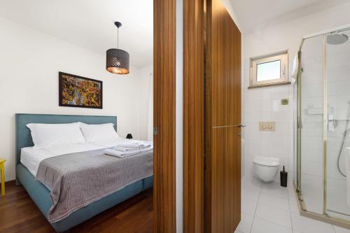 1 dormitorio con 1 cama y baño con ducha en Luxurious Volme199 (4* Home) en Banjole