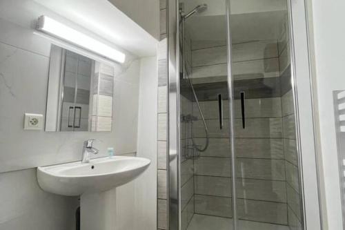 Kúpeľňa v ubytovaní Cosy Tournusien - Hyper Centre - BY PRIMO C0NCIERGERIE